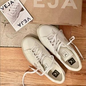 Veja Campo Sneaker in Extra White Natural Suede